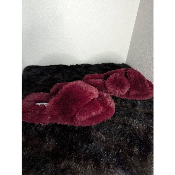 Steve Madden Ladies Faux Fur Fluffy Criss Cross Slip On Slippers burgundy 7-8 - Picture 1 of 7